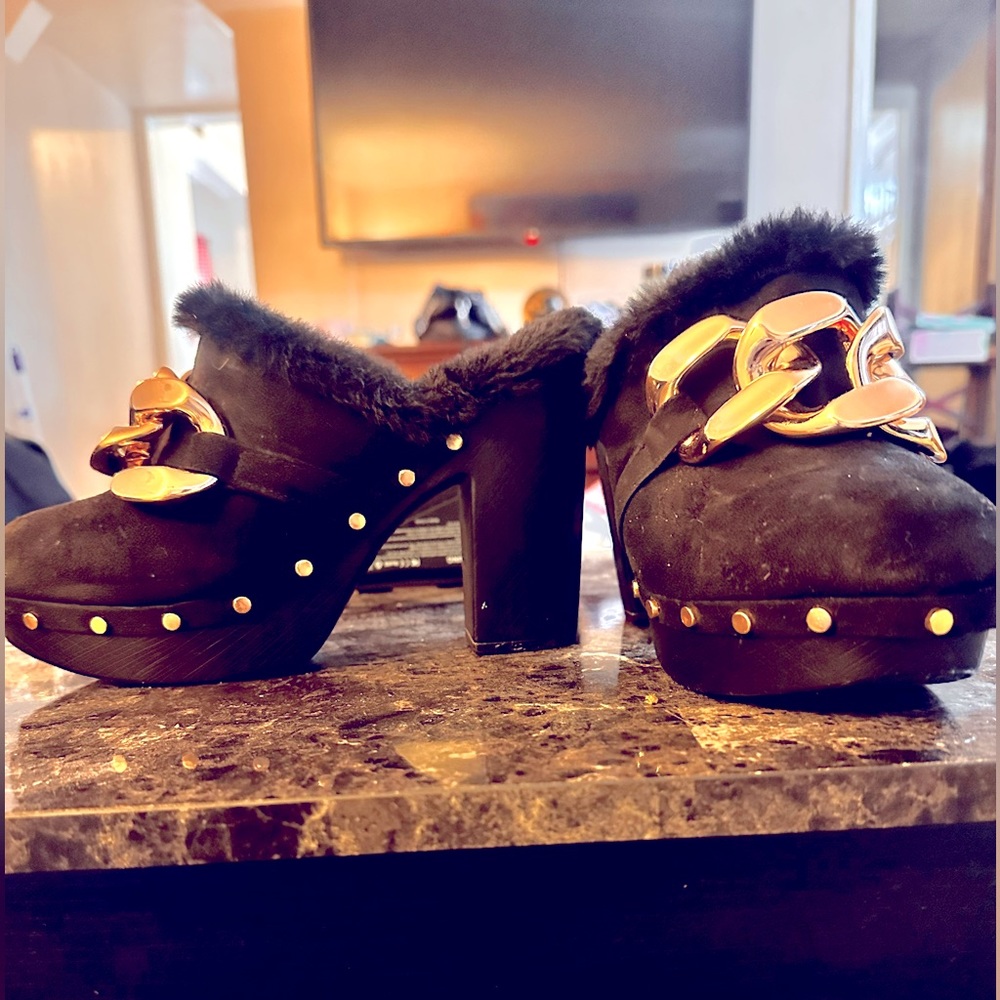 Rouge 8.5 black clog heel with super soft inside fur
